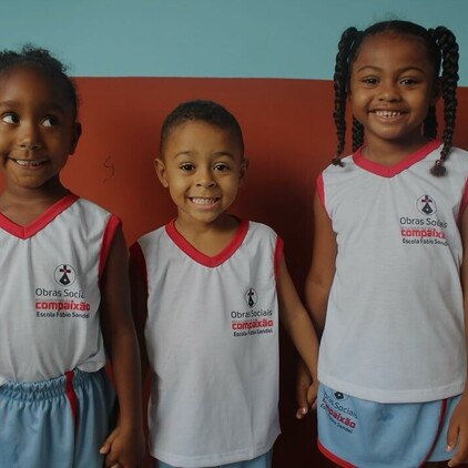 ✨ Novidade no visual! Alunos das Escolas Comunitárias ganham novas fardas cheias de estilo e amor! 👕