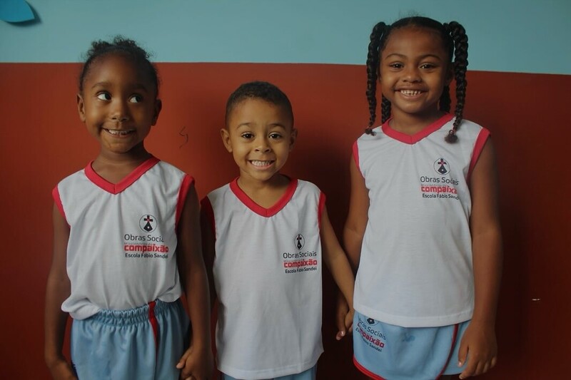 ✨ Novidade no visual! Alunos das Escolas Comunitárias ganham novas fardas cheias de estilo e amor! 👕