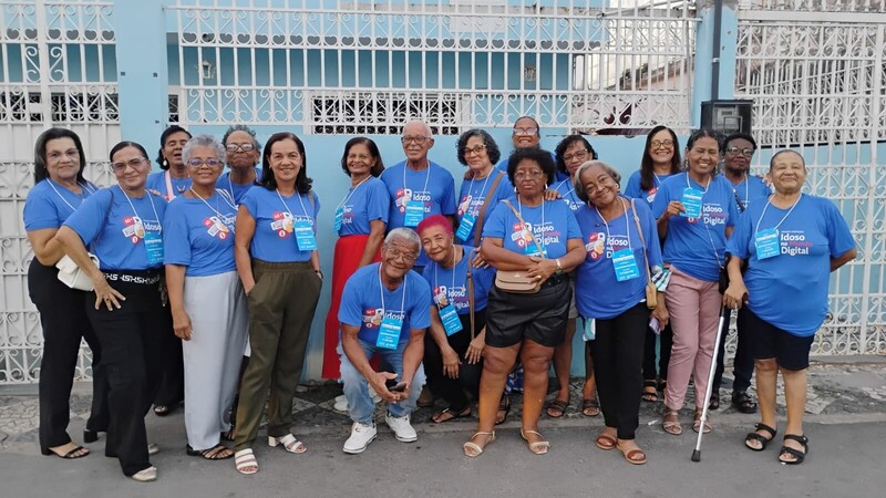 Alunos do projeto Idoso no Mundo Digital vivenciam noite inesquecível em show de Roberto Carlos