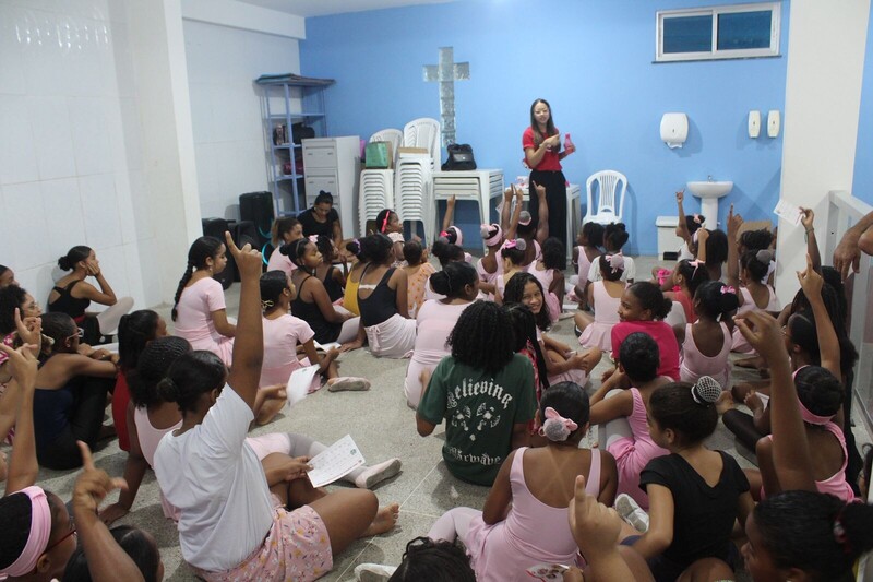 Primeira aula de Ballet é marcada por palestra da Colgate sobre saúde bucal