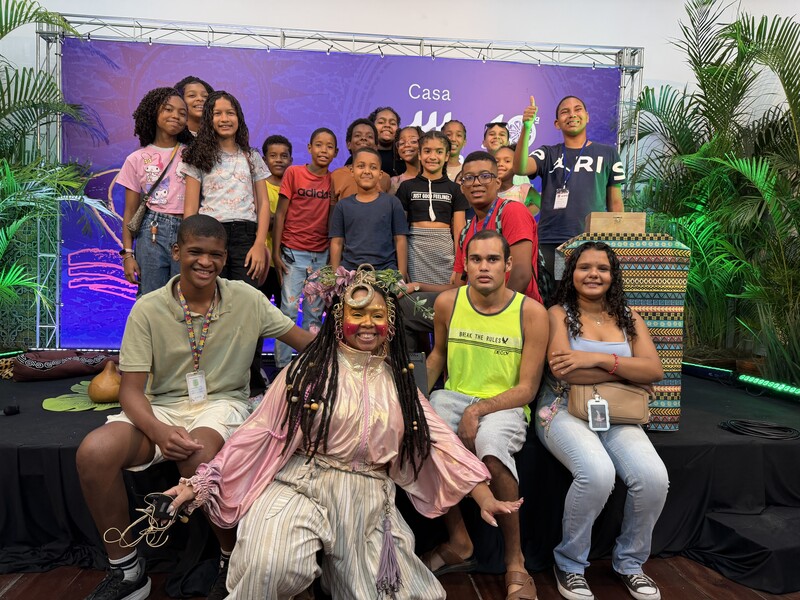 Crianças e adolescentes da Compaixão vivem manhã de descobertas na Flipelô