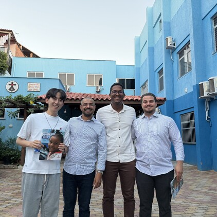Fé que aproxima: cantor Junho Chu visita as Obras Compaixão