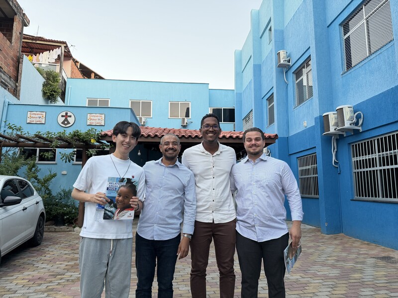 Fé que aproxima: cantor Junho Chu visita as Obras Compaixão